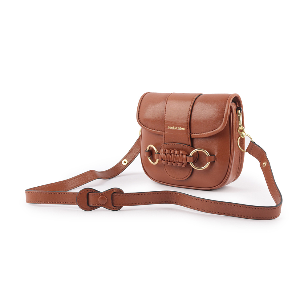 【SEE BY CHLOE】Saddie 閃亮山羊皮翻蓋斜背包(棕色)
