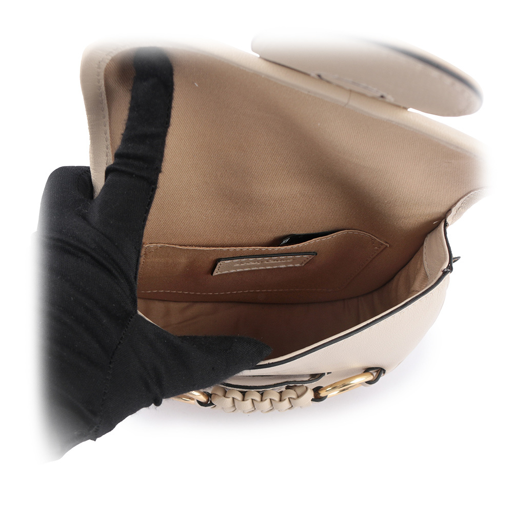 【SEE BY CHLOE】Saddie 閃亮山羊皮翻蓋斜背包(米色)