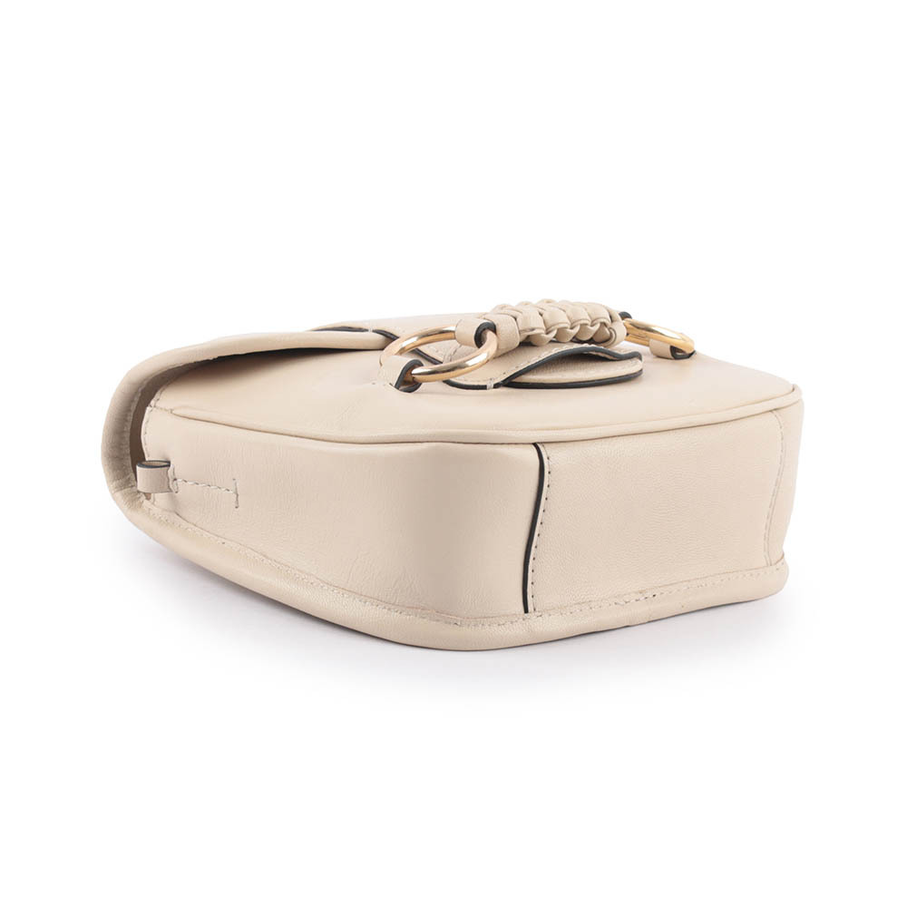 【SEE BY CHLOE】Saddie 閃亮山羊皮翻蓋斜背包(米色)