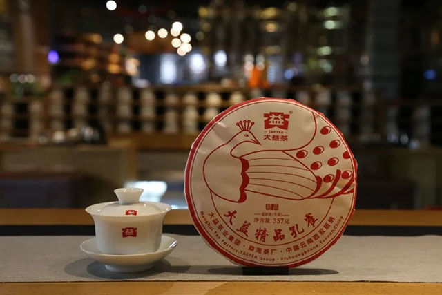 2022年大益普洱生茶精品孔雀2201批357克茶餅