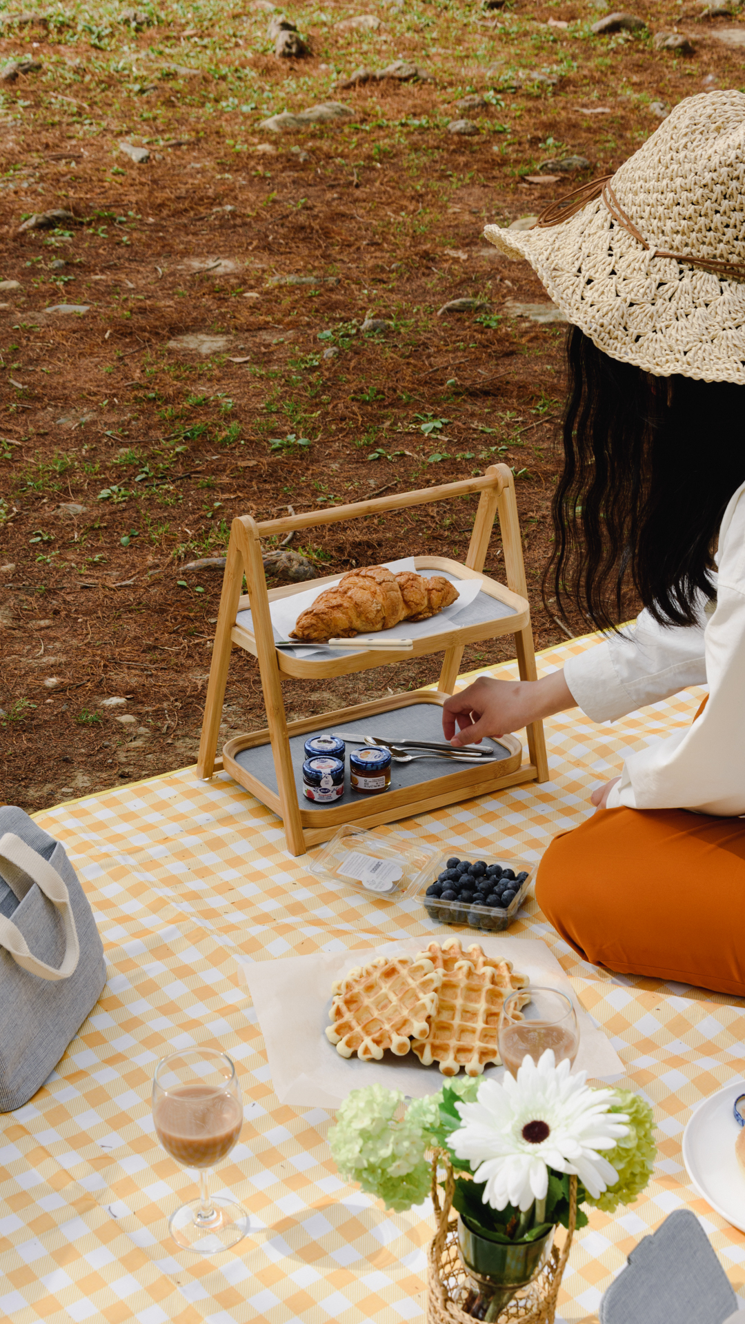 Alfa 雙層置物架 S號 帶去野餐,上下層可以放置好吃的甜點與餐具,讓野餐更有儀式感