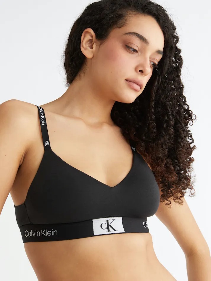 CK Calvin Klein 1996  Jennie同款 大LOGO V字 無鋼圈 薄襯墊 交叉 內衣 黑 灰 QF7218 / 現貨