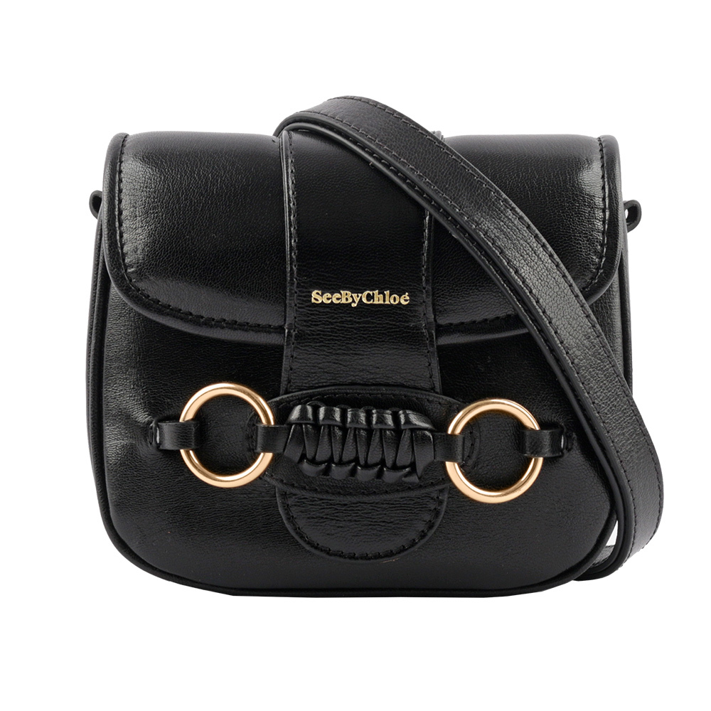 【See by Chloé】Saddie 閃亮山羊皮翻蓋斜背包(黑色)