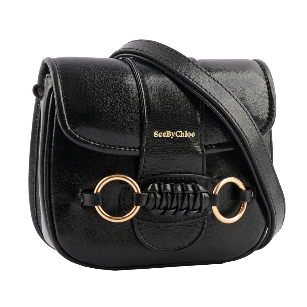 【See by Chloé】Saddie 閃亮山羊皮翻蓋斜背包(黑色)