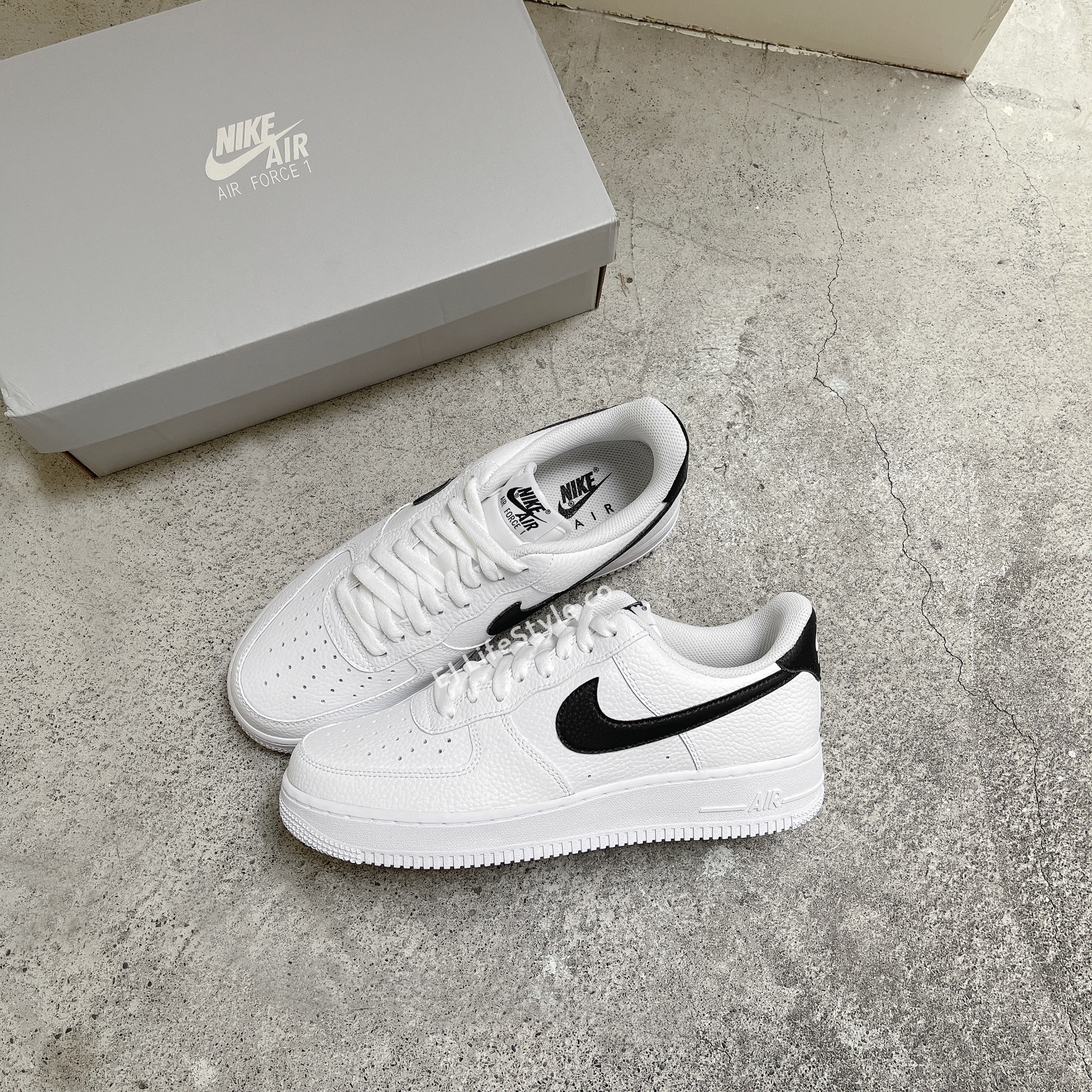 NIKE AIR FORCE 1 AF1 黑勾荔枝皮男鞋CT2302-100 / 現貨