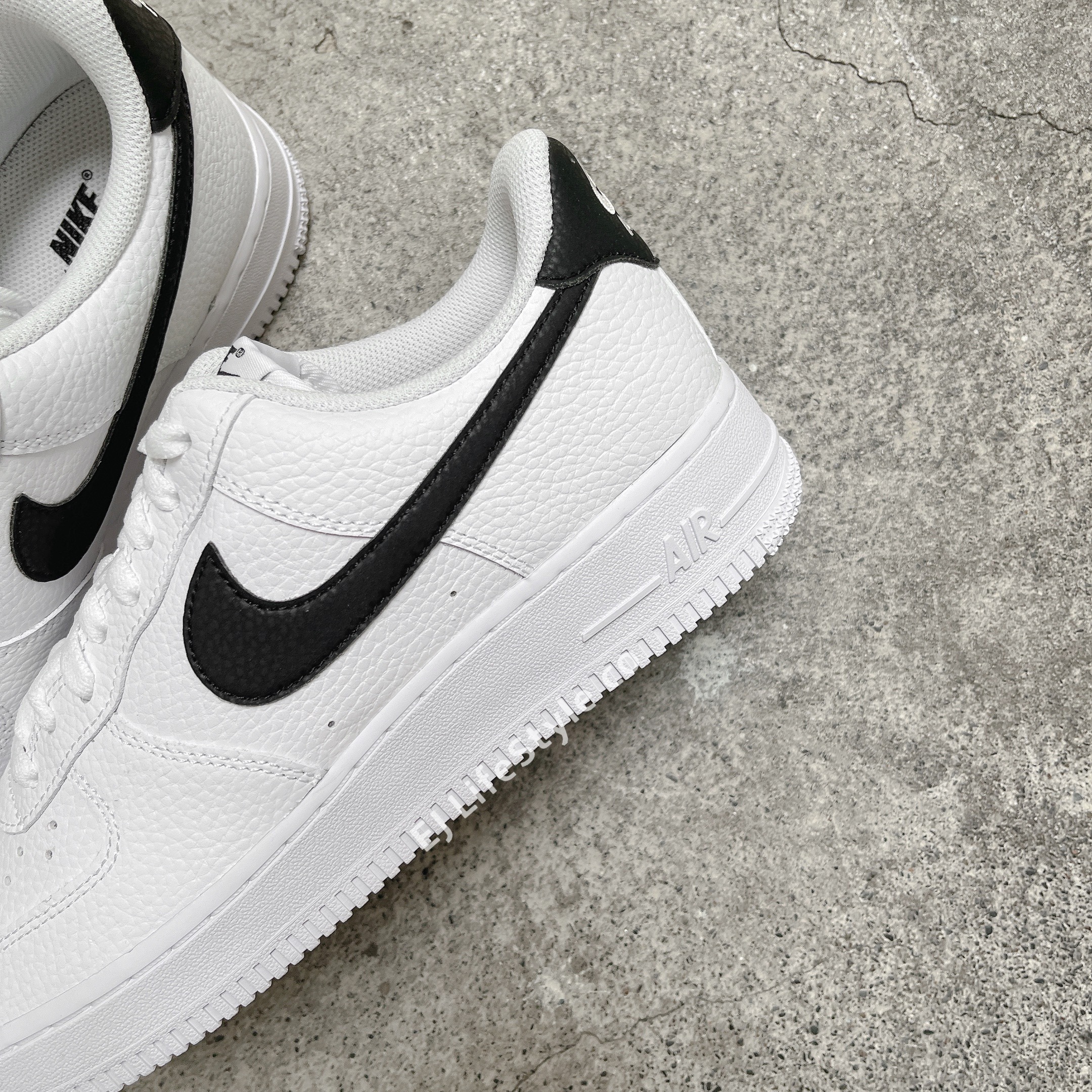 NIKE AIR FORCE 1 AF1 黑勾荔枝皮男鞋CT2302-100 / 現貨