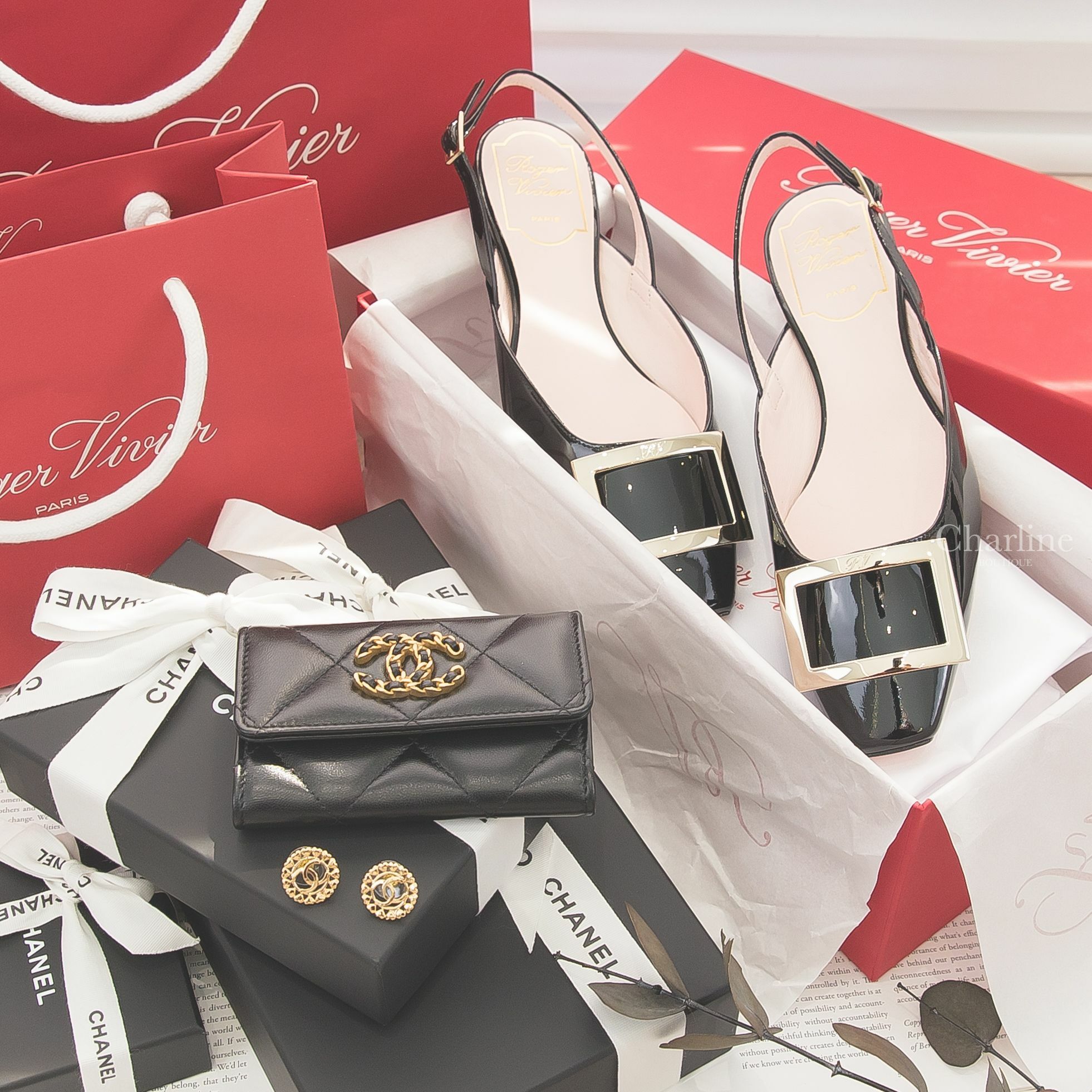 Roger Vivier 黑色漆皮淡金色方釦絆帶平底鞋,Chanel 黑色金鍊帶CC大菱格羊皮前釦式零錢包,金色CC愛心環繞邊框圓形耳環-Charline Boutique 精品代購