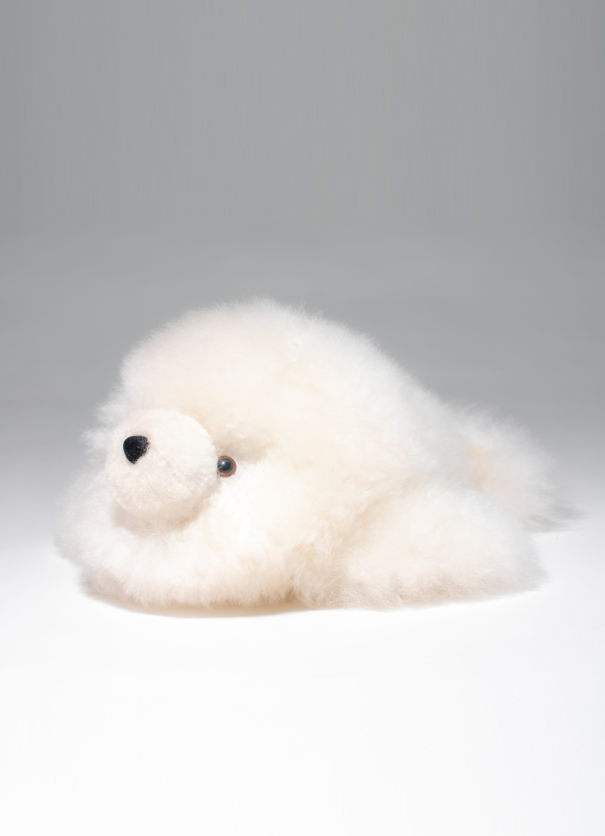 【秘魯國家館】ST.MALO秘魯工匠手工天然羊駝毛-海豹娃娃-32*17CM-2203SE-白色