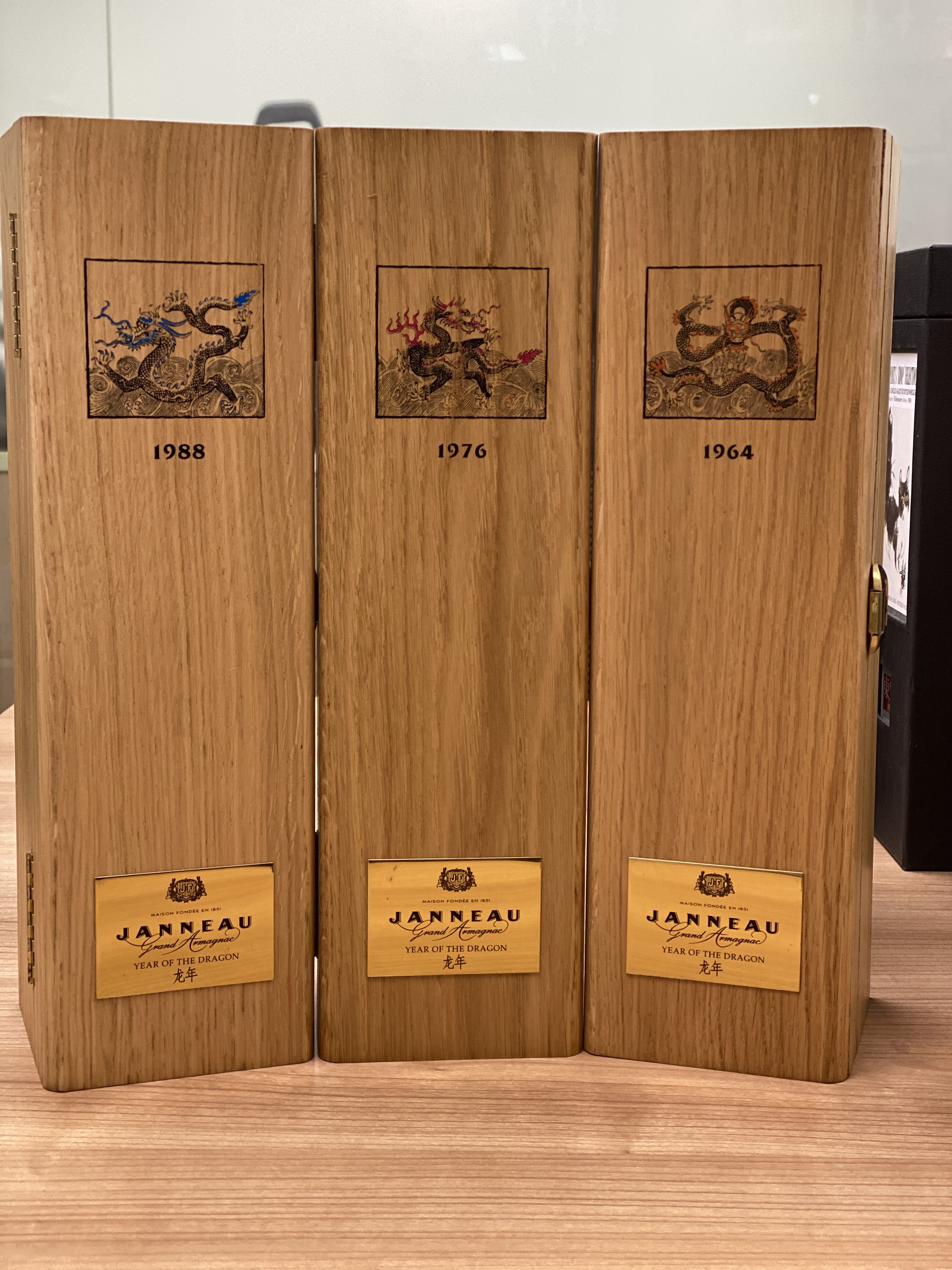 《2013年全球限量50套，當年香港衹分得5套，極具珍藏意義，是法國雅文邑區第一次為中國出版龍年紀念版Armagnac