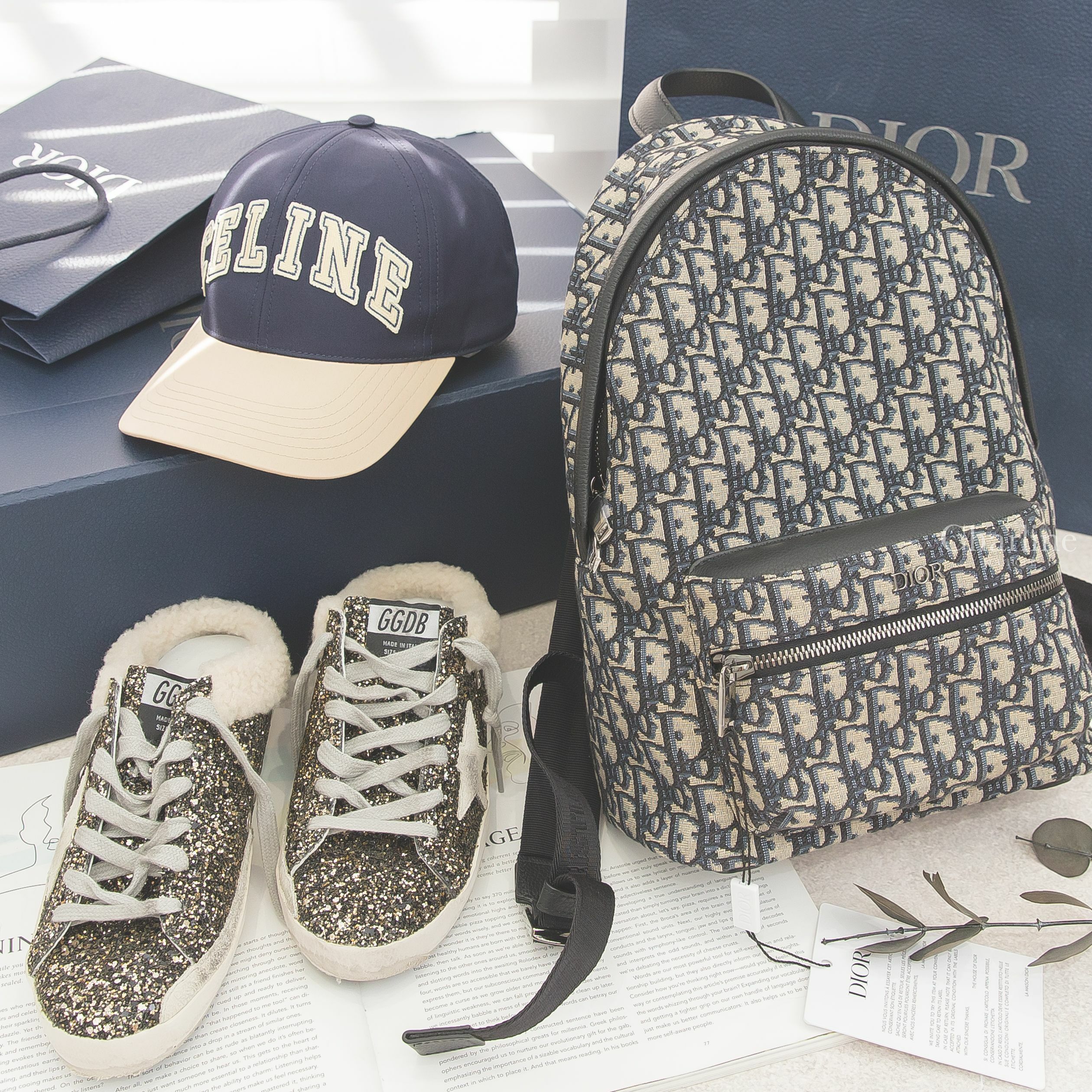 Dior Rider Backpack 米色底深藍復古老花帆布黑色牛皮提把尼龍背帶手提後背包,GGDB 黑色/金色亮片灰白色星星可拆式襯墊羊毛穆勒鞋-Charline Boutique 精品代購