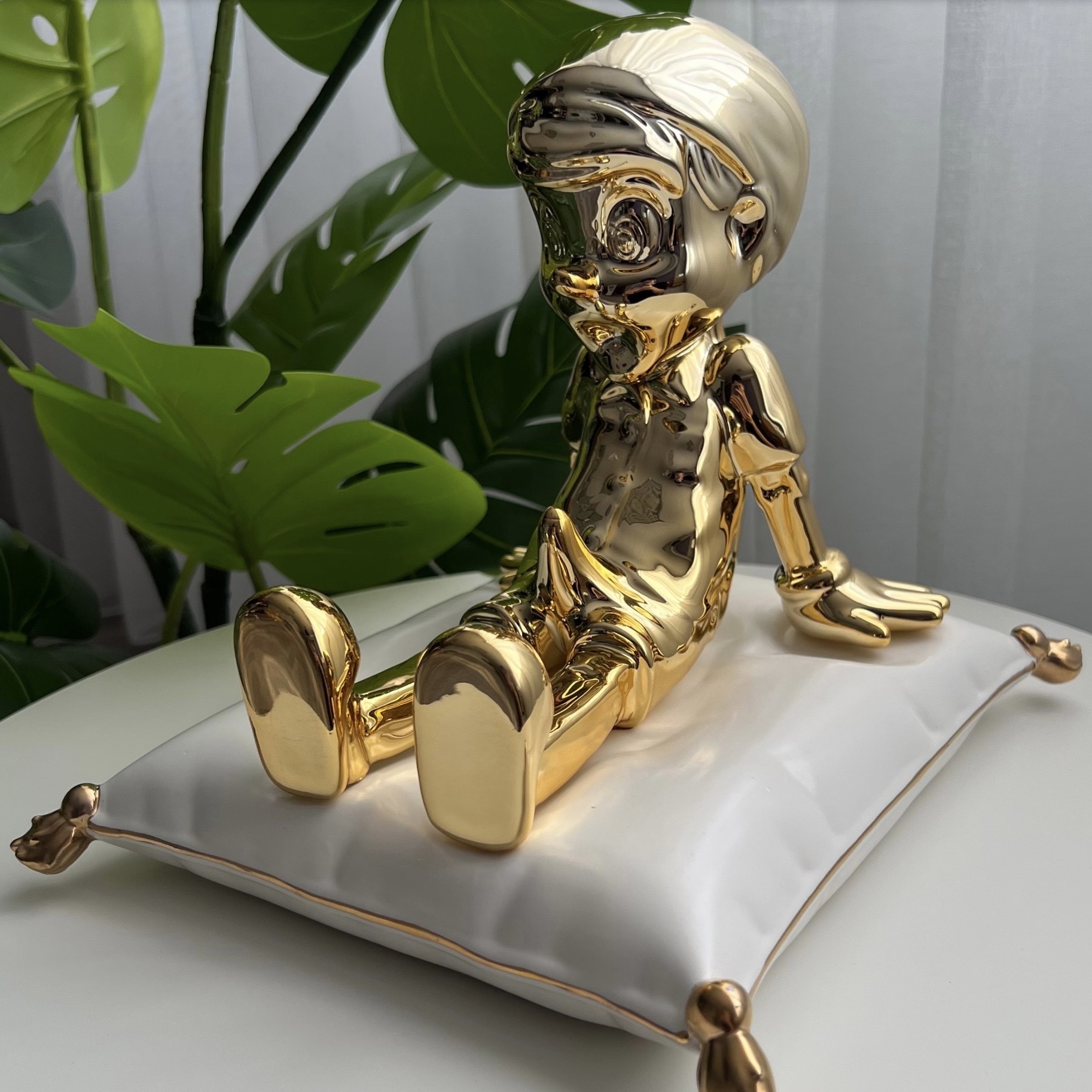 A WOOD AWAKENING CHILL-OUT: PORCELAIN BY JUCE GACE (GOLD CHROME EDITION)  金色 陶瓷 坐姿小木偶