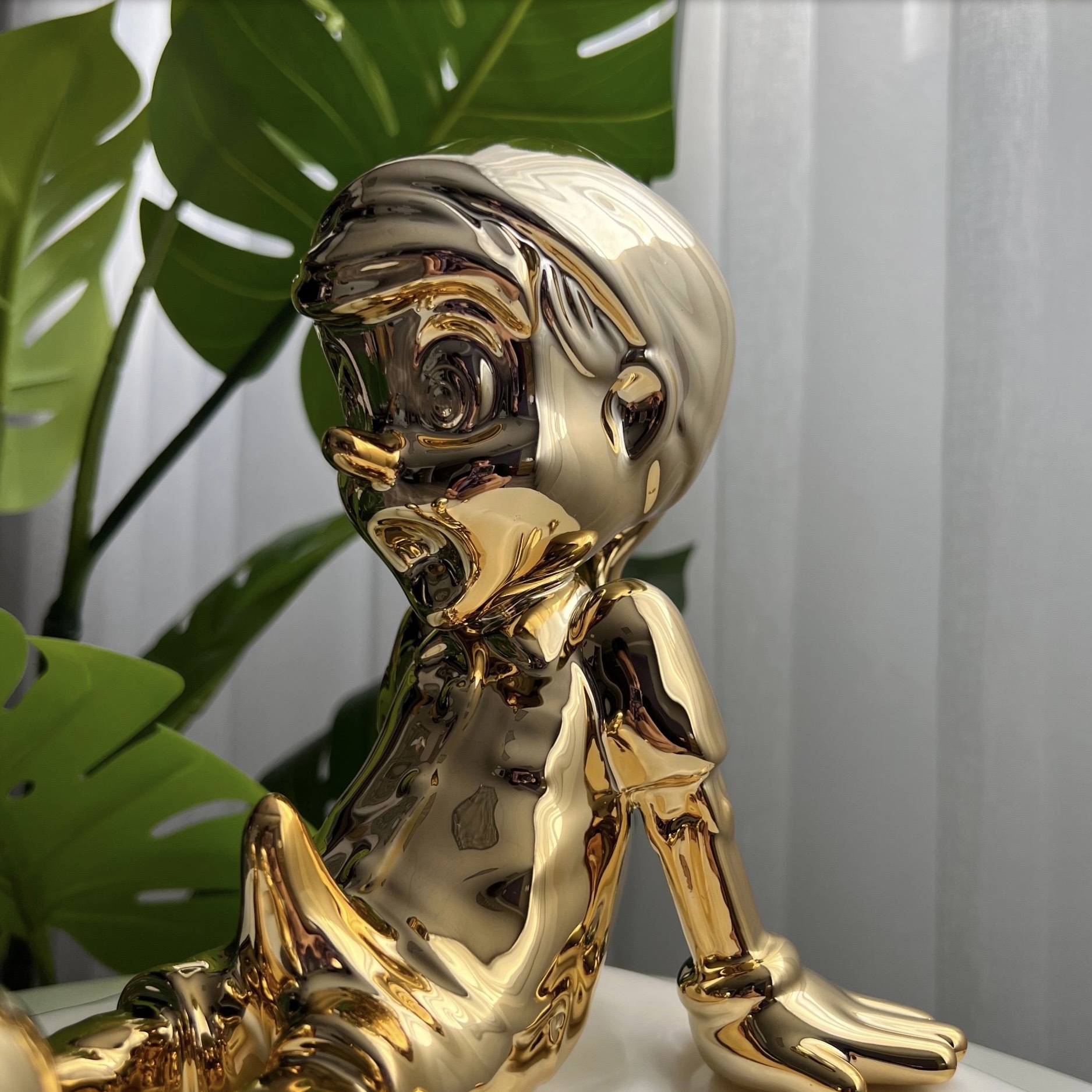 A WOOD AWAKENING CHILL-OUT: PORCELAIN BY JUCE GACE (GOLD CHROME EDITION)  金色 陶瓷 坐姿小木偶