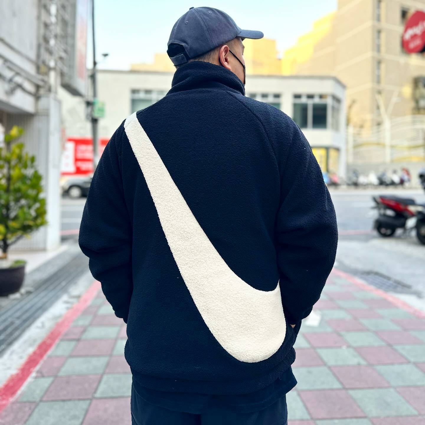 Nike Swoosh 大勾 外套 雙面穿 絨毛 寬版 寬鬆 黑  (DC5138-010)