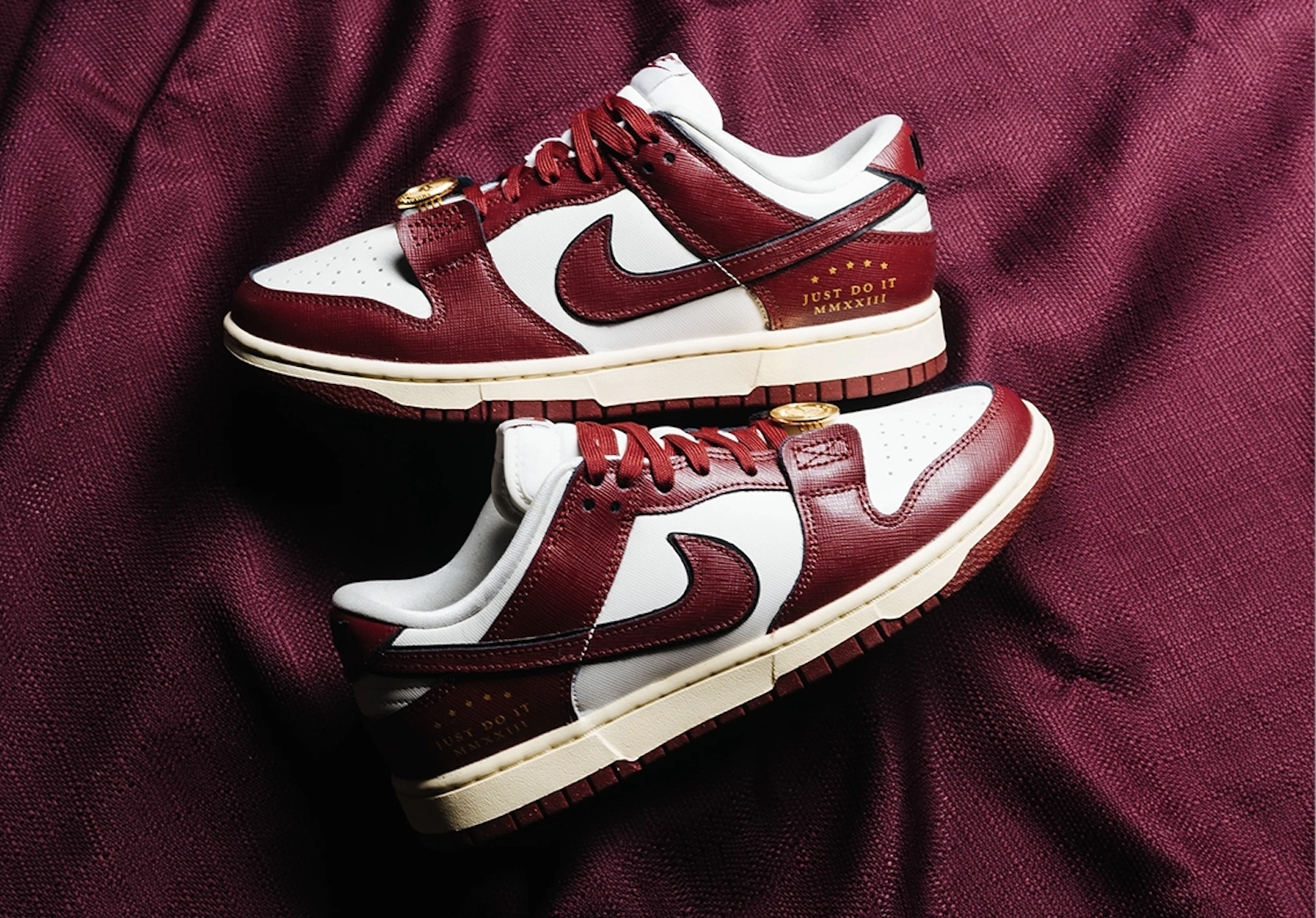 iSNEAKERS｜Nike WMNS Dunk Low SE Just Do It "Team Red" 酒紅金扣 DV1160-101