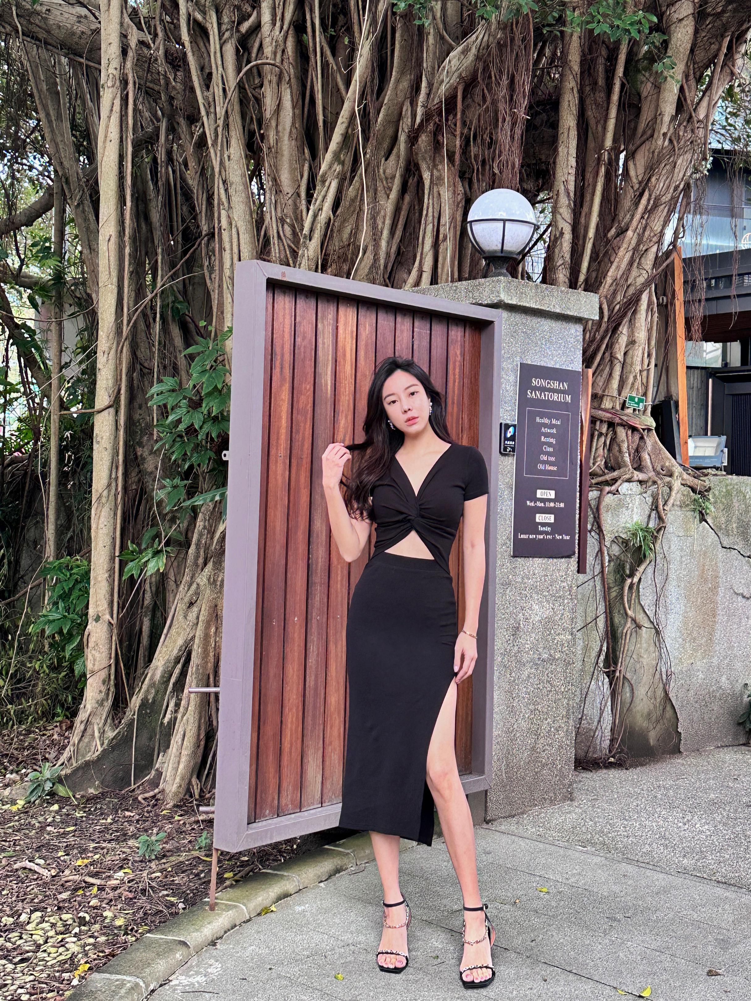 Fantasy 奇幻力量 胸前扭結開衩修身洋裝