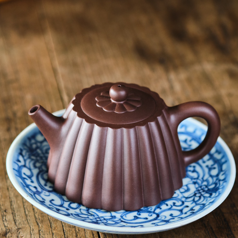 【靜觀】--壺蓋到壺身，每一處轉折線角明確清晰，整體工整勻稱，相互間又一氣貫通