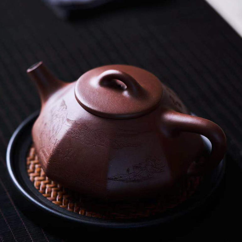 【八方石瓢】--石瓢壺，多是圓器，而少見八器，因為以石瓢的形來做方器，工藝上更為複雜，也更考驗藝人對器形的把握