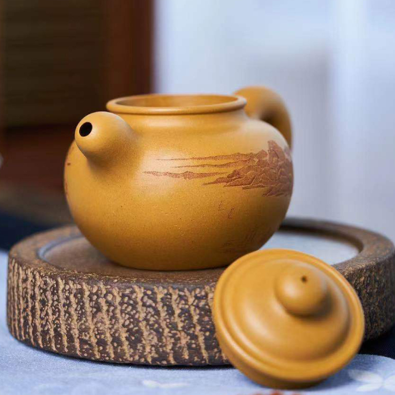 【道洪蓮子】-- 飽滿圓融，豐腴優雅，半圓的壺蓋邊沿修平，與子口組成子母線，呈天壓地之勢