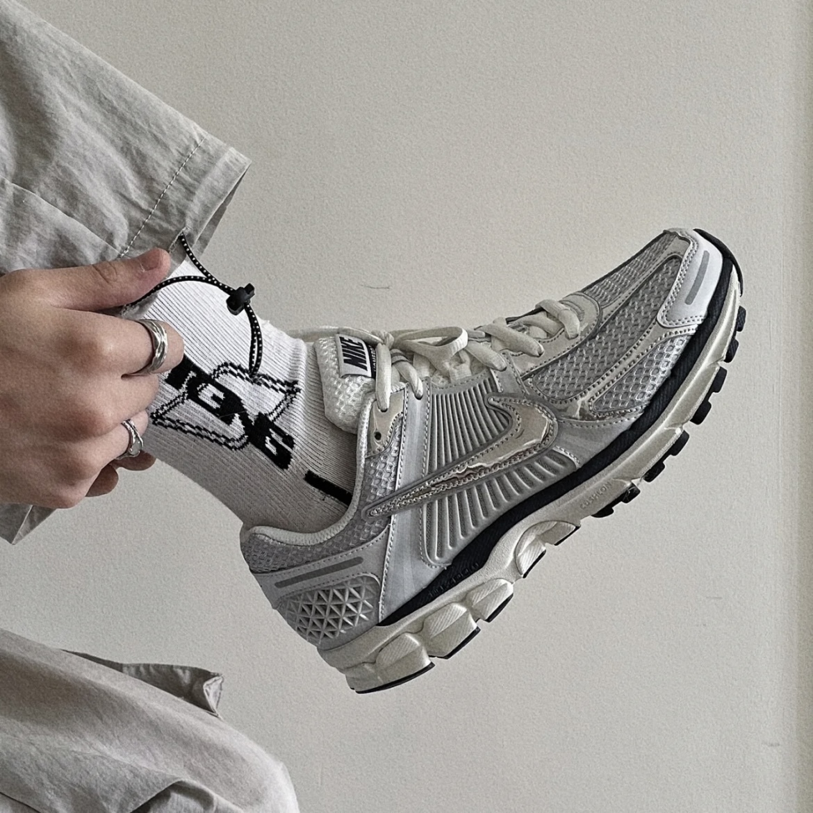預購┃LISA同款 女鞋 NIKE WOMENS ZOOM VOMERO 5 V5 復古 休閒 老爹鞋 銀灰 銀勾