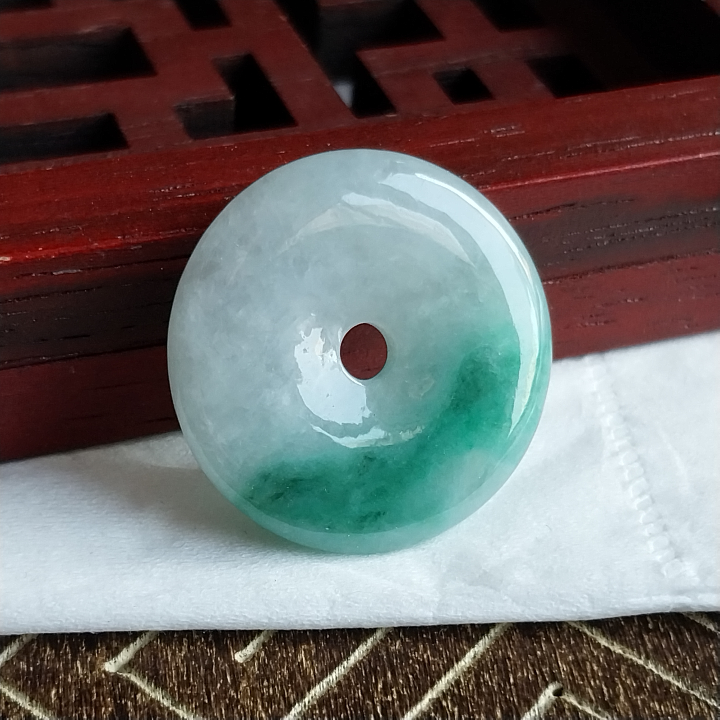 J2152 冰白底飄綠平安扣 (23.2mm直徑)