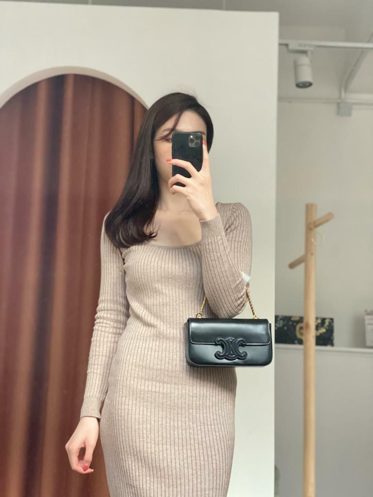 chain shoulder bag cuir triomphe in shiny calfskin