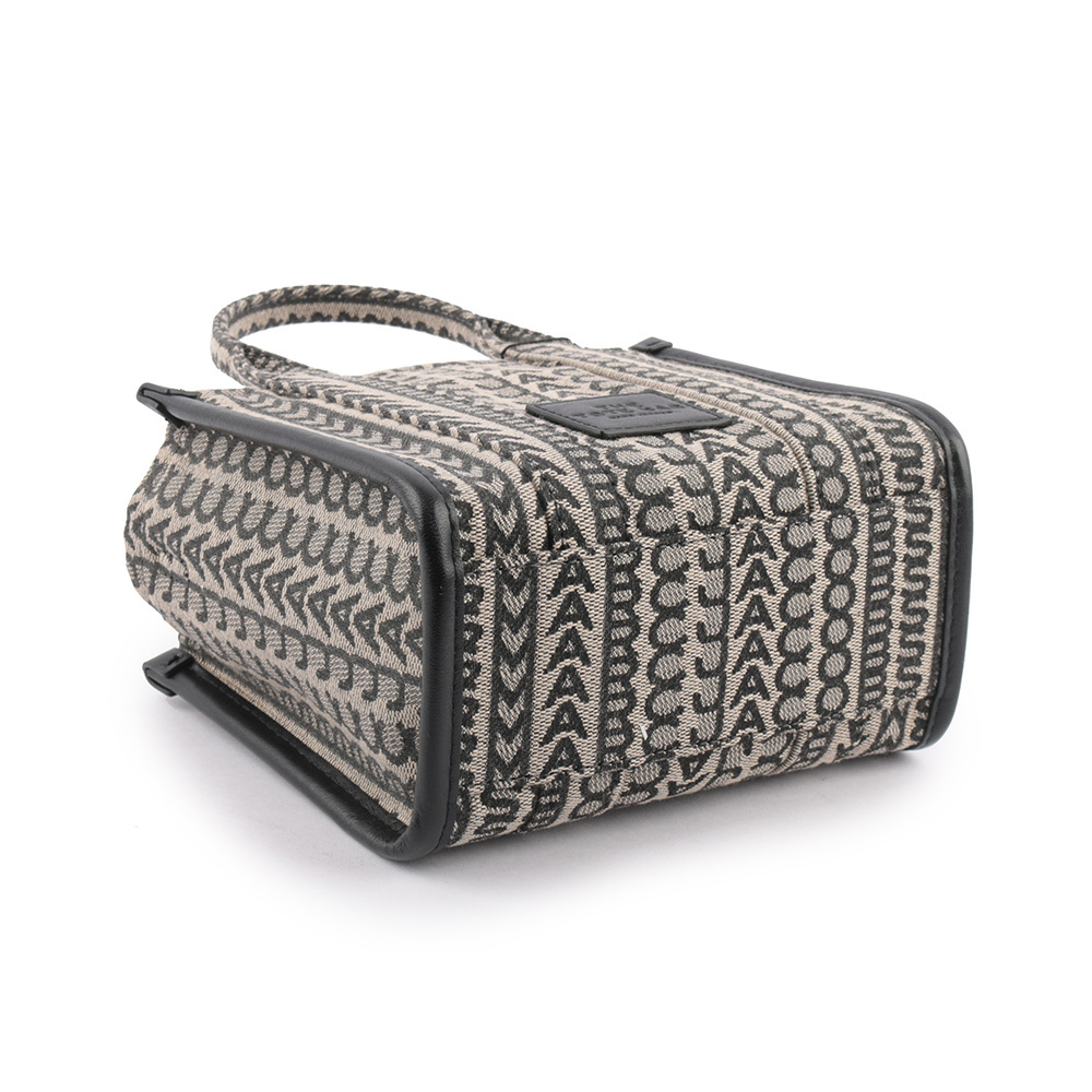 【MARC JACOBS】THE MONOGRAM TOTE 滿版標誌迷你托特包(黑色/深米色) H021M06RE22 261