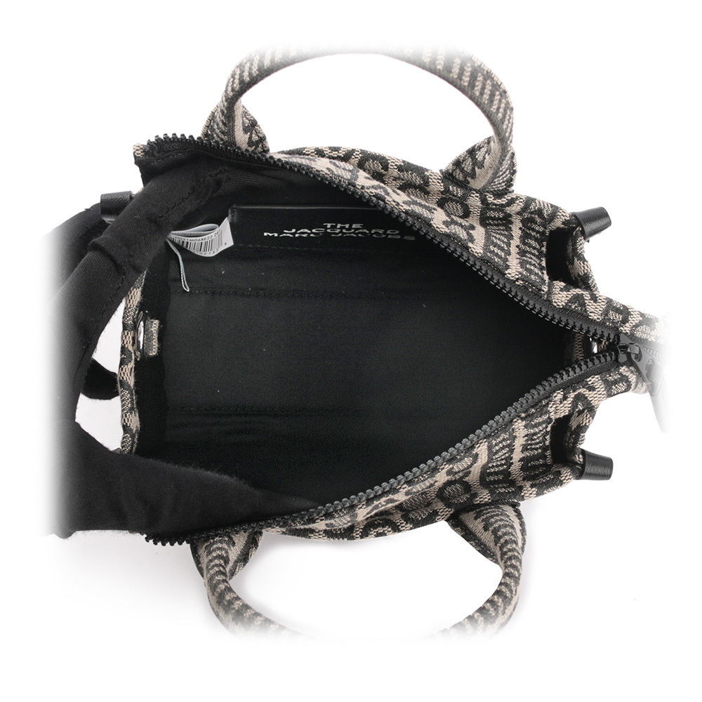 【MARC JACOBS】THE MONOGRAM TOTE 滿版標誌迷你托特包(黑色/深米色) H021M06RE22 261