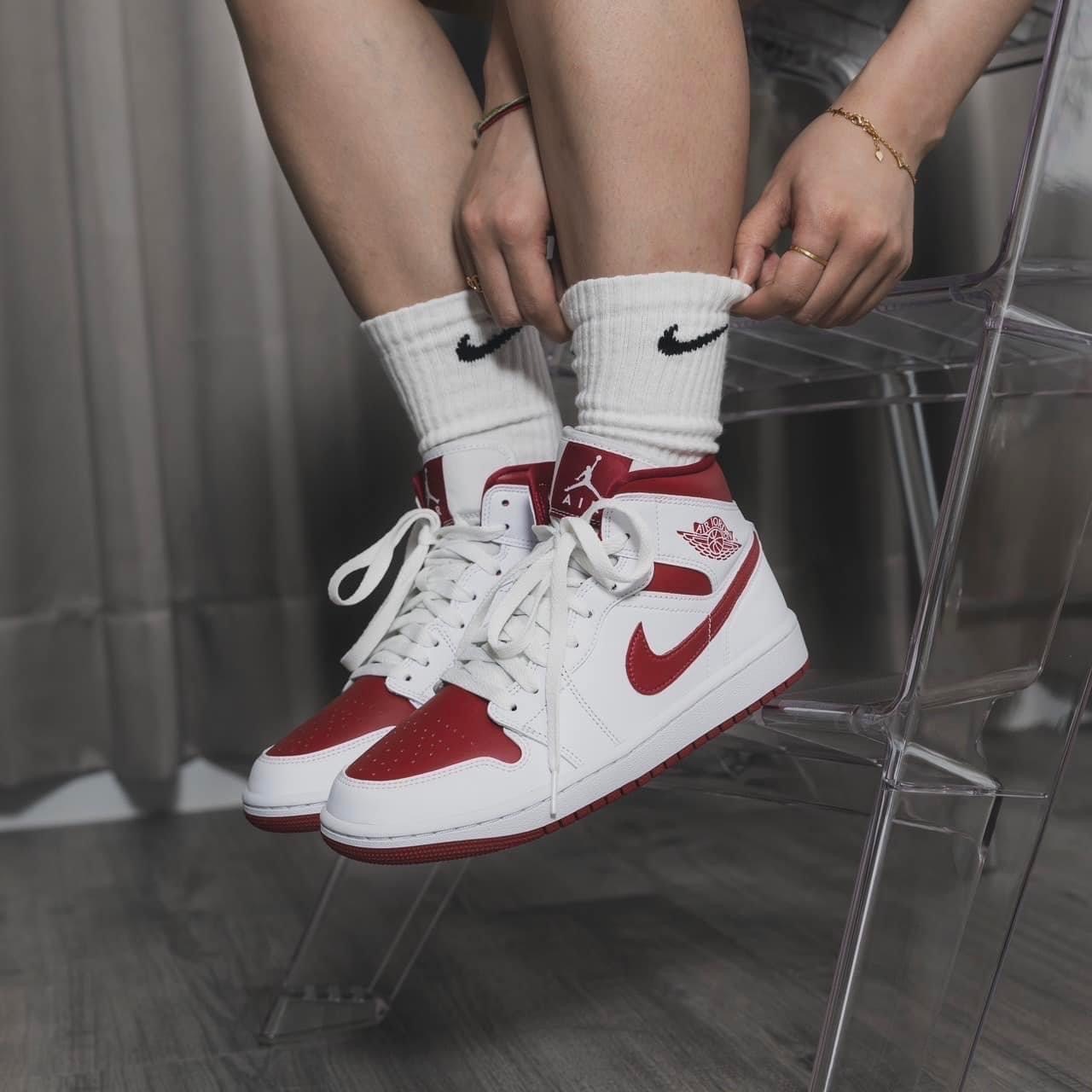 WMNS AIR JORDAN 1 MID 