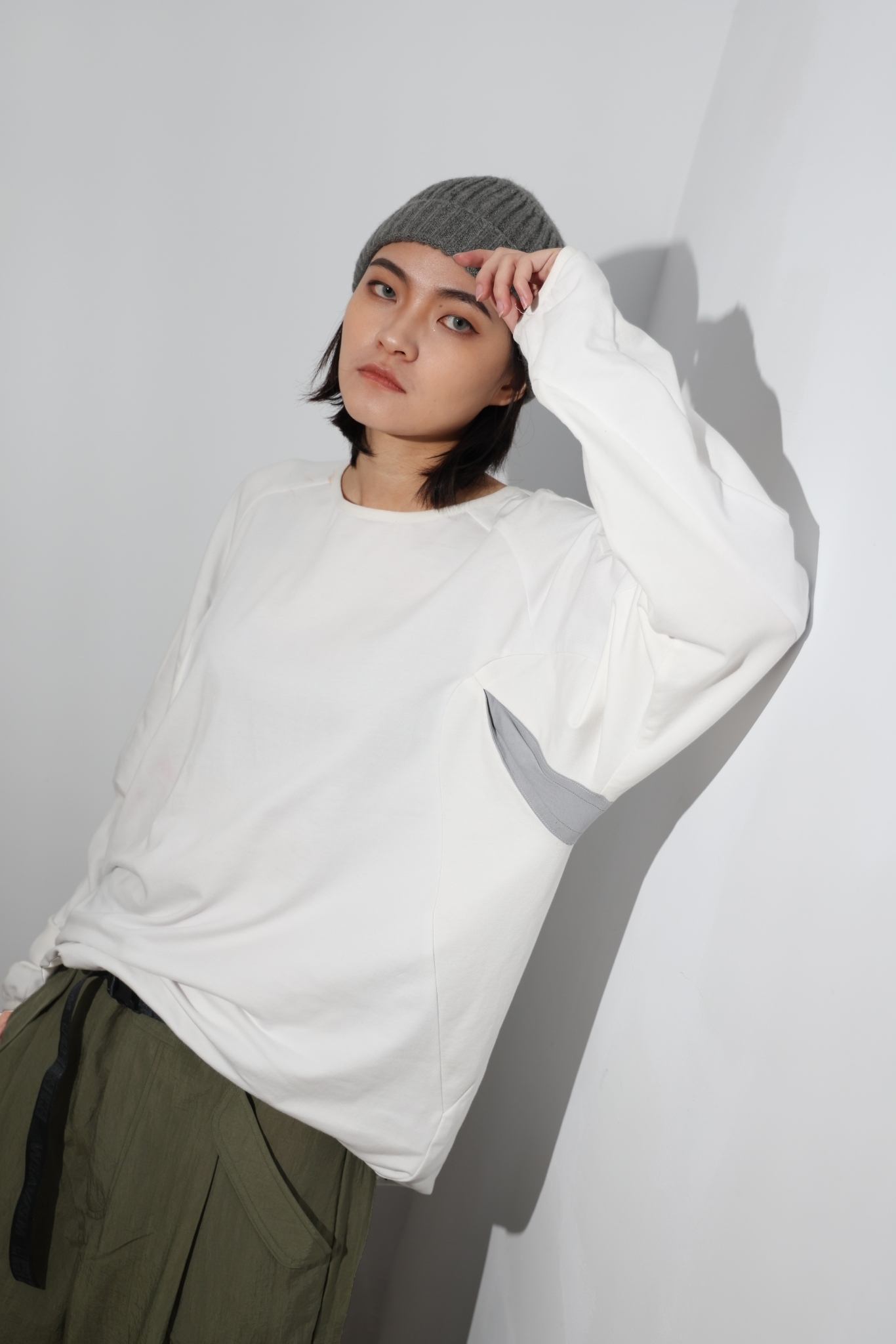 側撞色剪接上衣-白