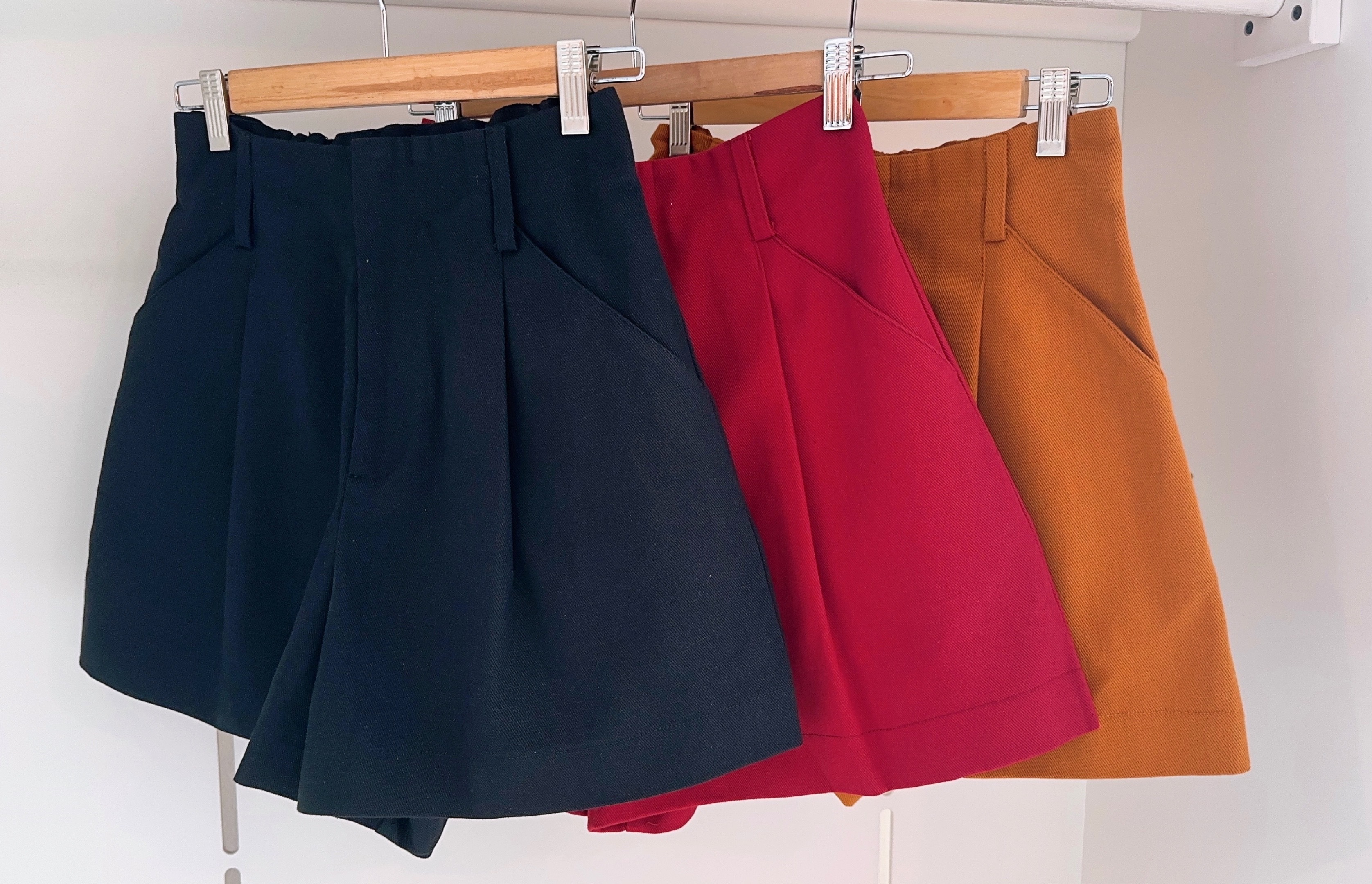 HIGH WAISTED PLEATS SHORTS