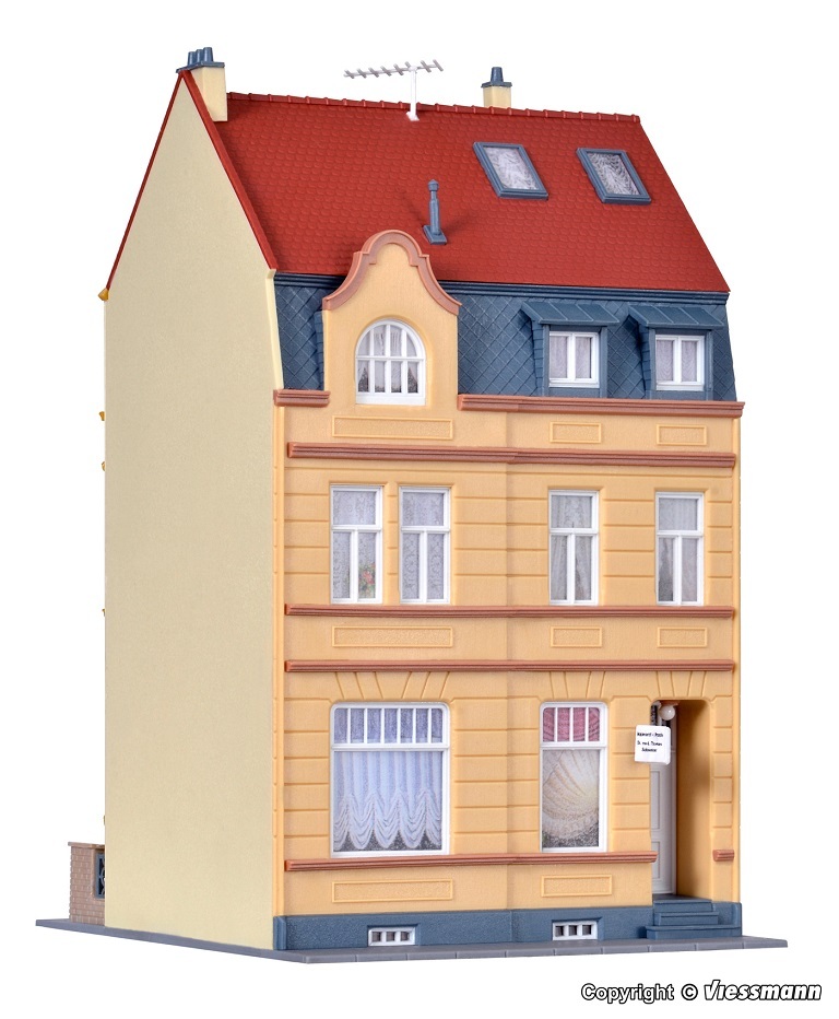Kibri 39101 HO scale Middle-class house with oriel Bonn kit.