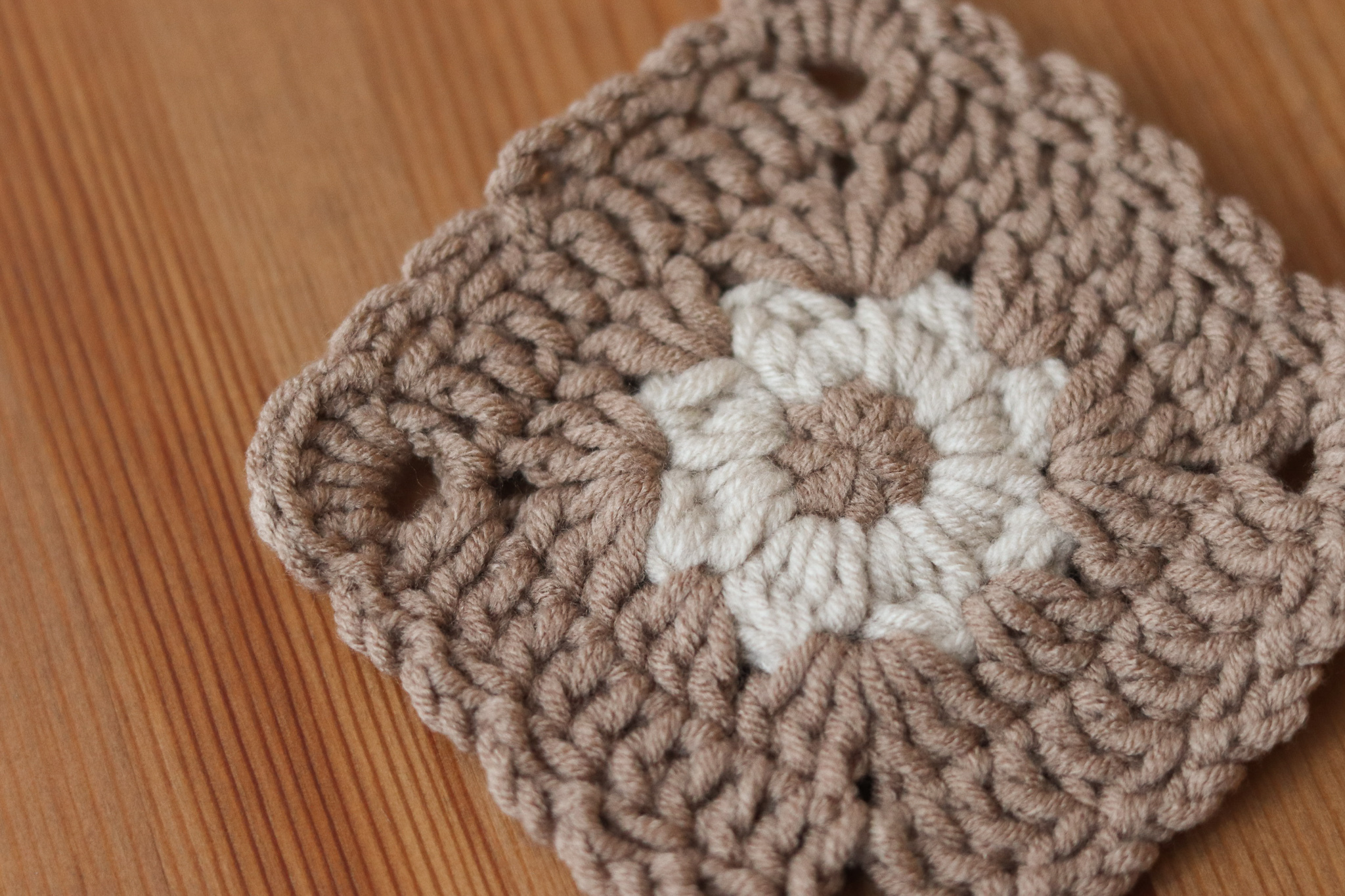 手工鉤織 牛奶棉 方形拼色小花杯墊