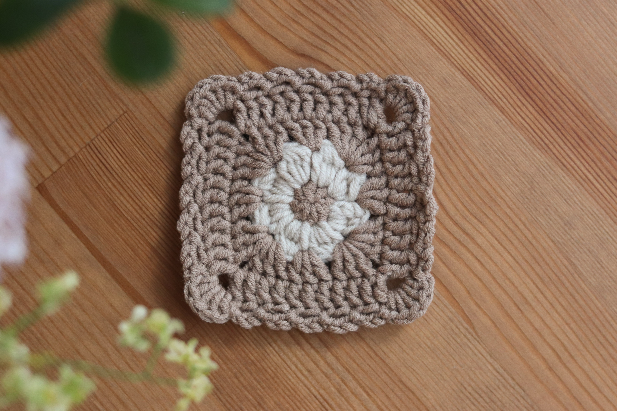 手工鉤織 牛奶棉 方形拼色小花杯墊