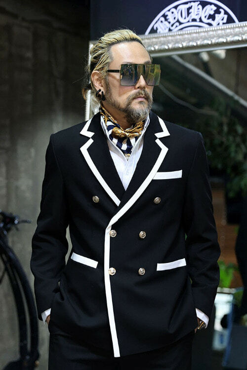 白色線條配色雙排扣西裝外套