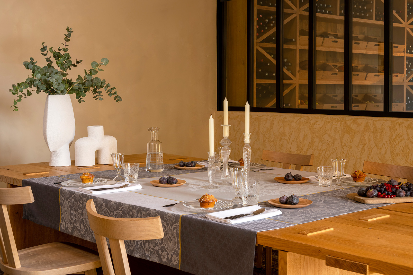 Coated Tablecloth, Voyage Iconique