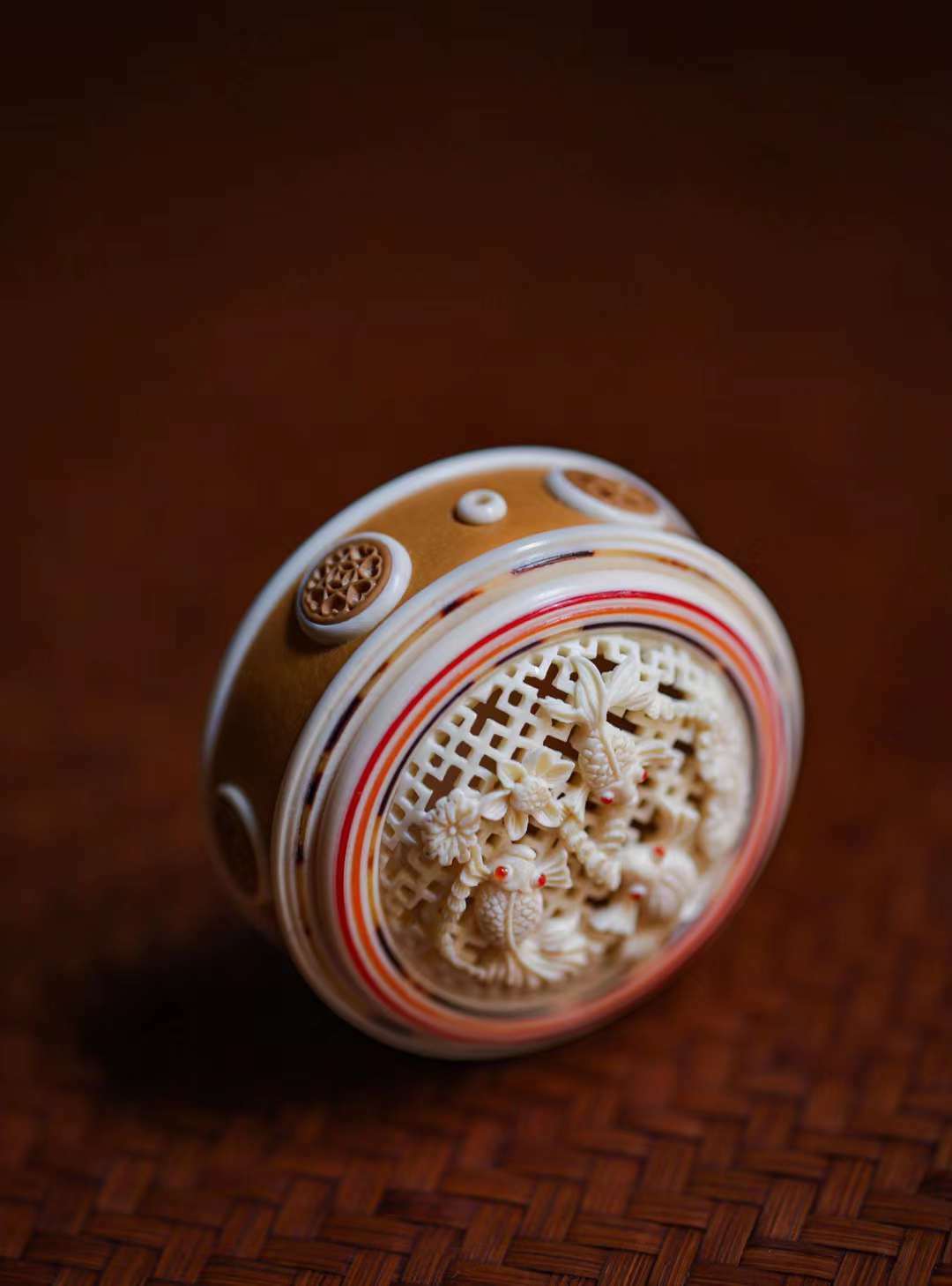 海派鑲嵌「⾦⽟滿堂 猛獁香囊」