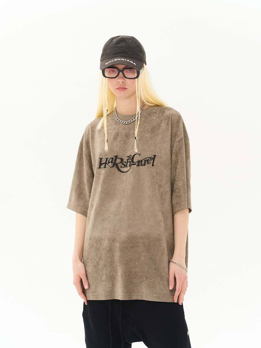 HARSH AND CRUEL 23SS 質感麂皮絨 美式復古LOGO手繪字體短袖 HN232020162
