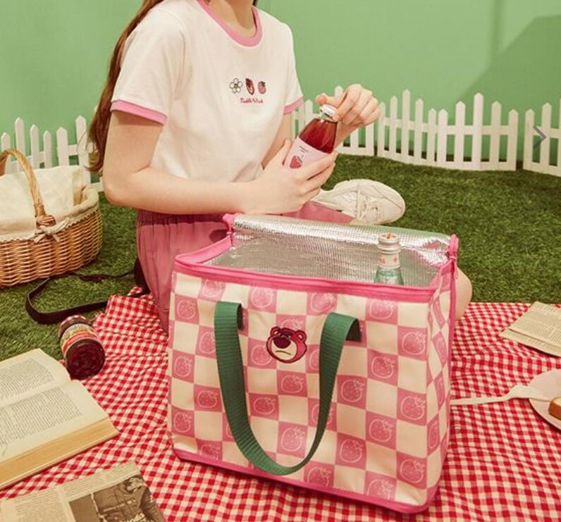 台灣直送 Disney 莓好農場系列 - Lotso 熊抱哥保溫袋 (逢星期日截單後25-28個工作天發貨)