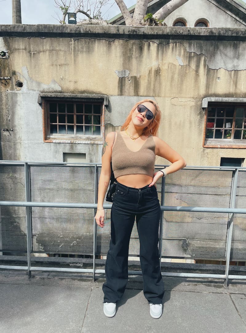 黑色高腰丹寧直筒褲