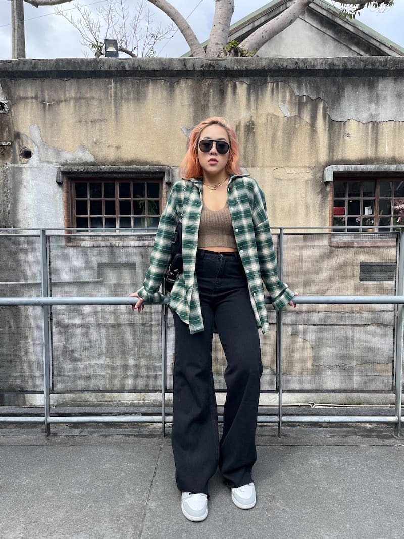 黑色高腰丹寧直筒褲