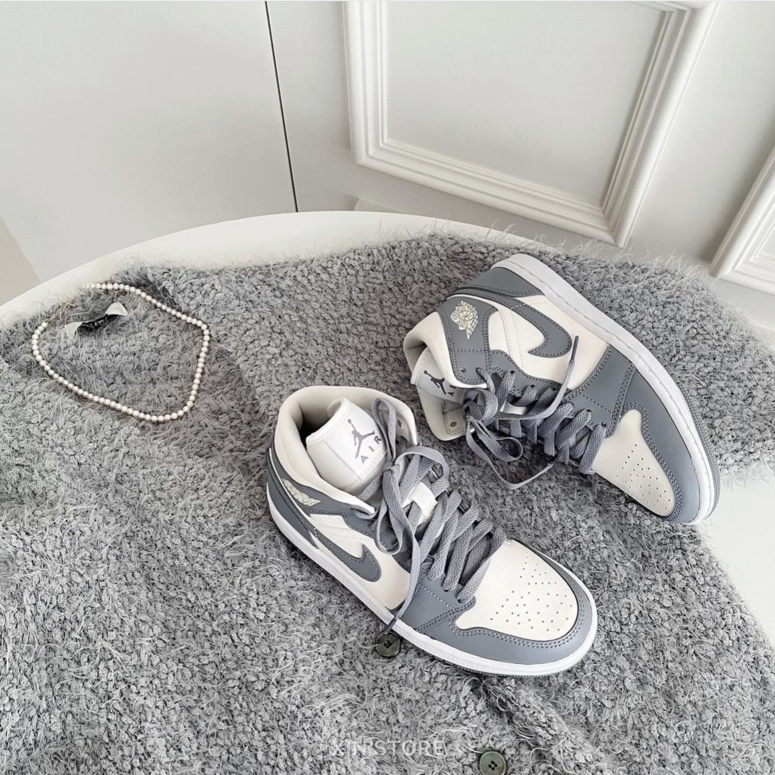 【現貨】Nike W Air Jordan 1 Mid Grey Sail 高筒 喬丹 奶油 狼灰