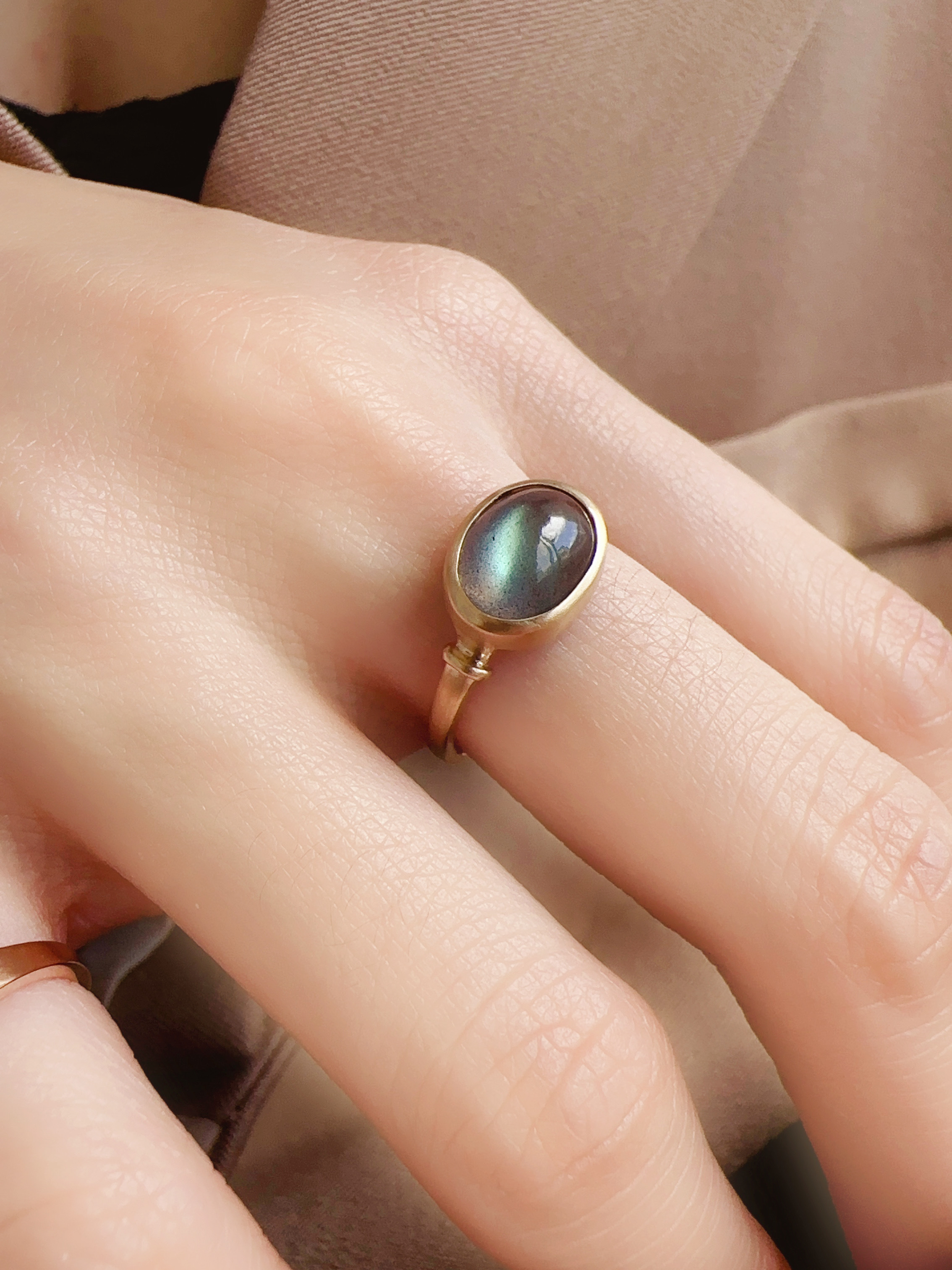 綢緞拉長石戒指