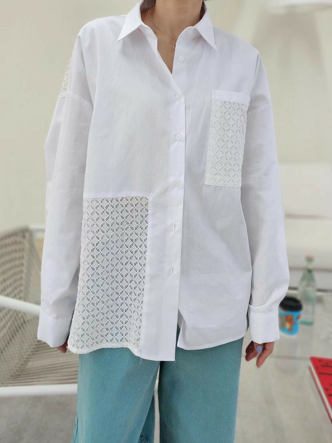 2303229透膚菱格紋蕾絲拼長版長袖襯衫 白