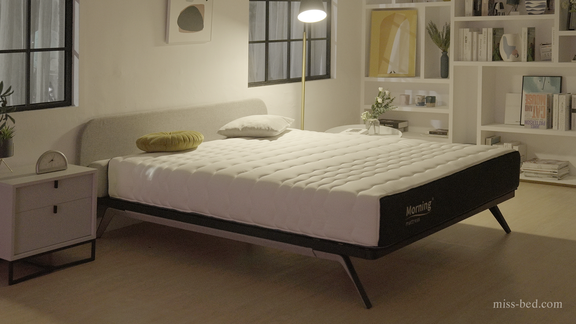 除了燈光、聲音與溫度之外，合適且舒適的床墊更是尤為重要，為自己挑選一張能夠好好放鬆、睡醒後能養足精神的床墊，對睡眠品質有絕大的助益。