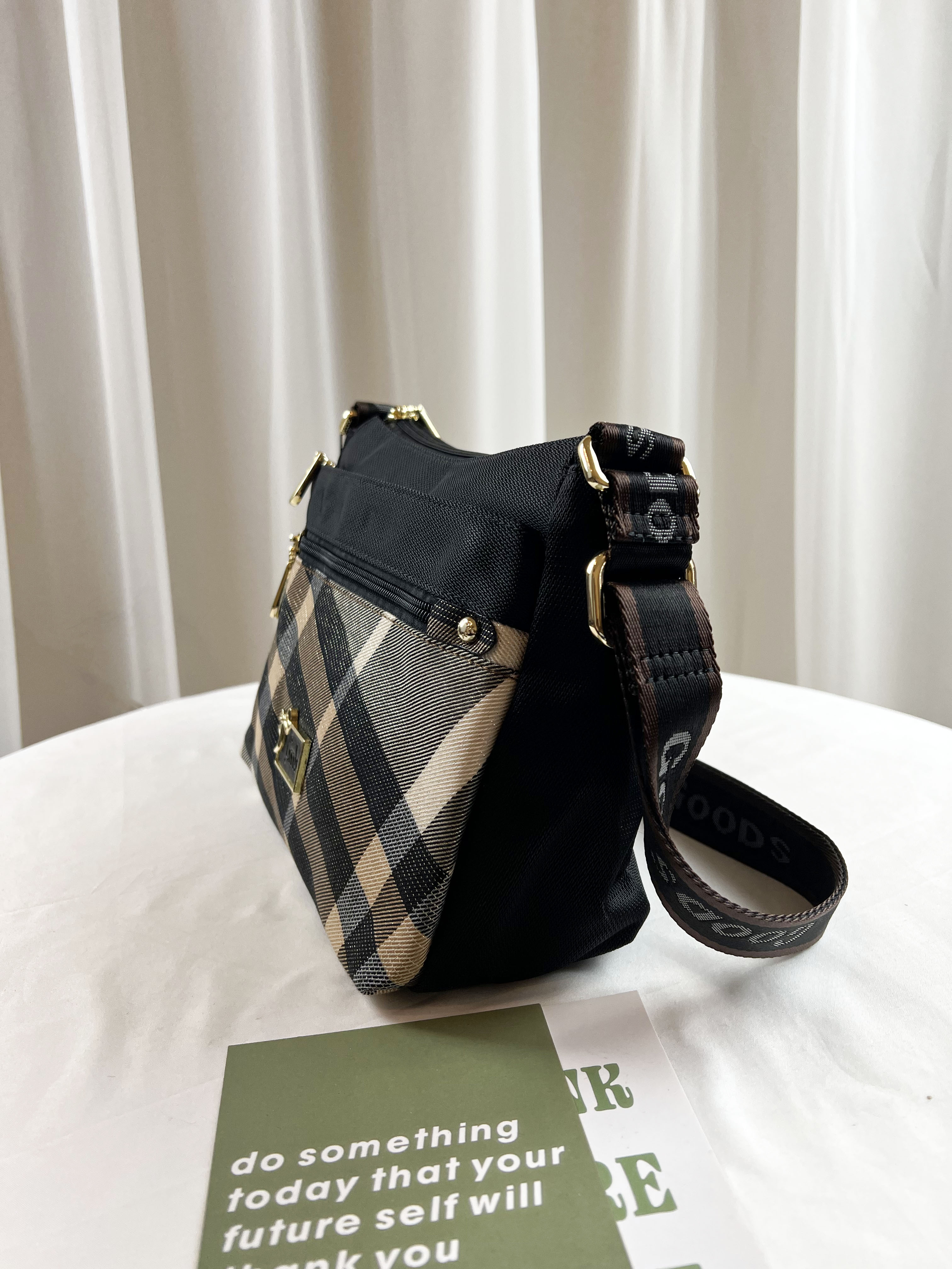 GOODS 金線大格黑拼色防潑水側背包 #2672