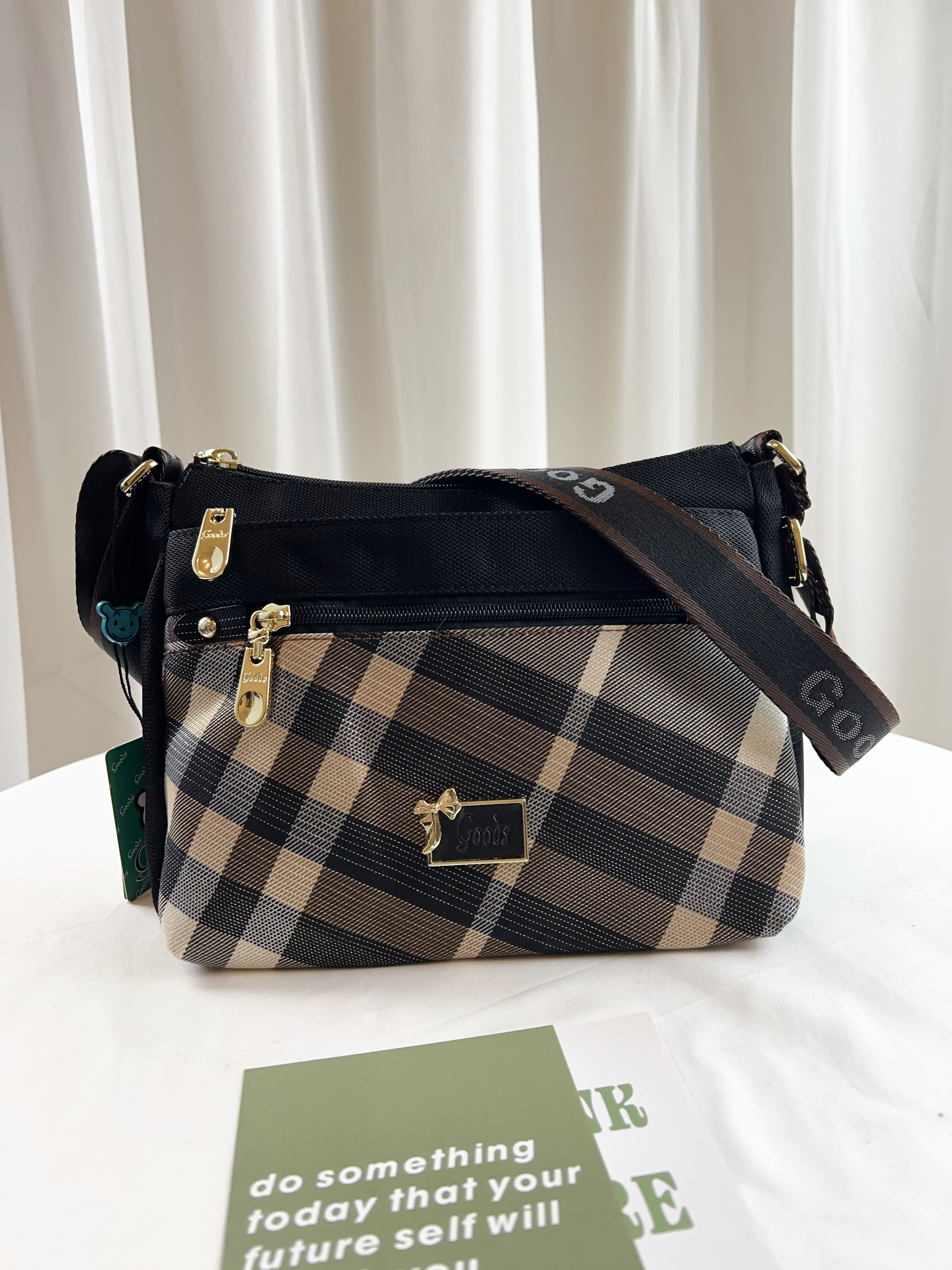 GOODS 金線大格黑拼色防潑水側背包 #2672