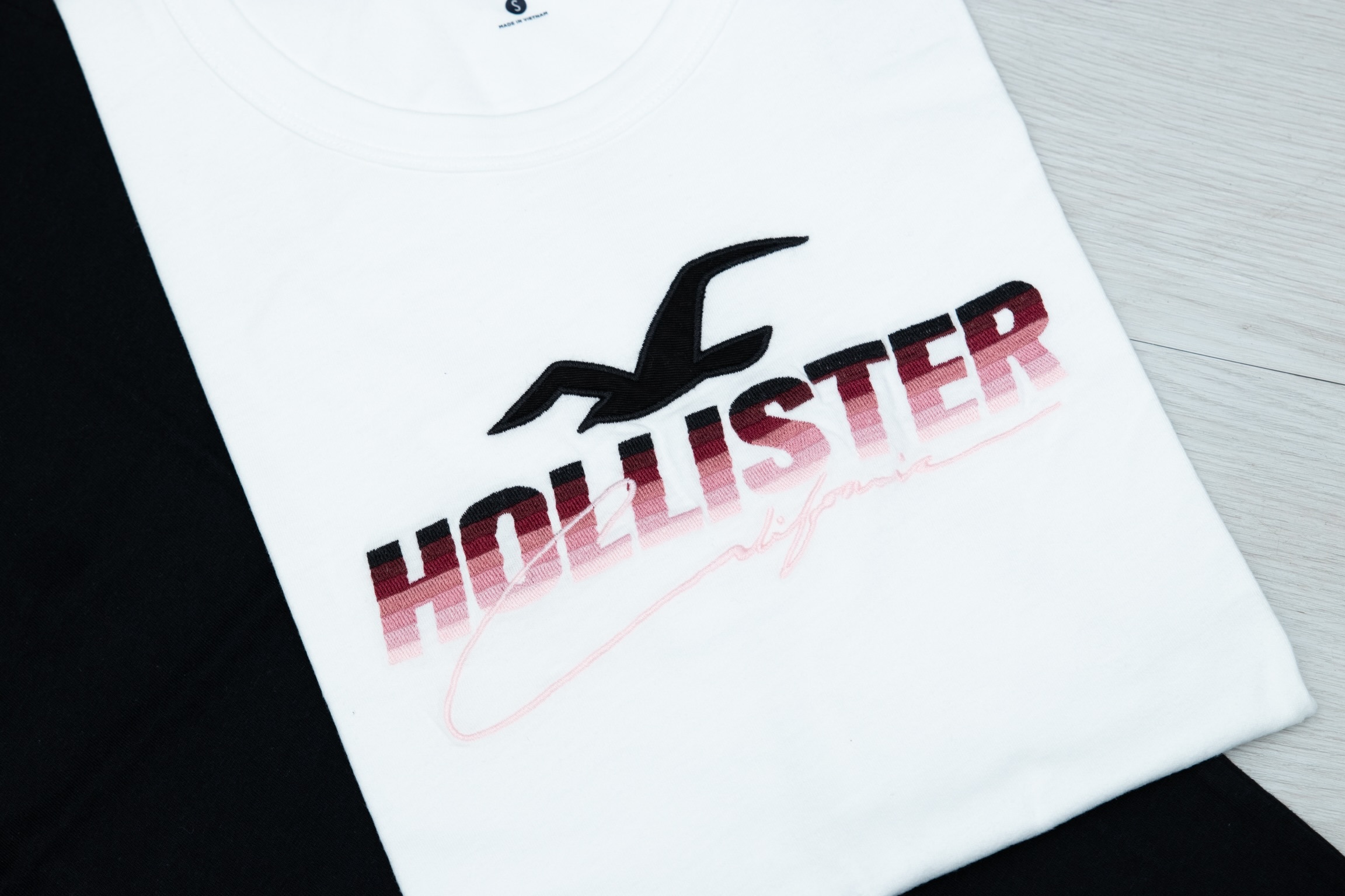 【現貨】Hollister Large Scale Tech Logo Tee 文字刺繡-MEN