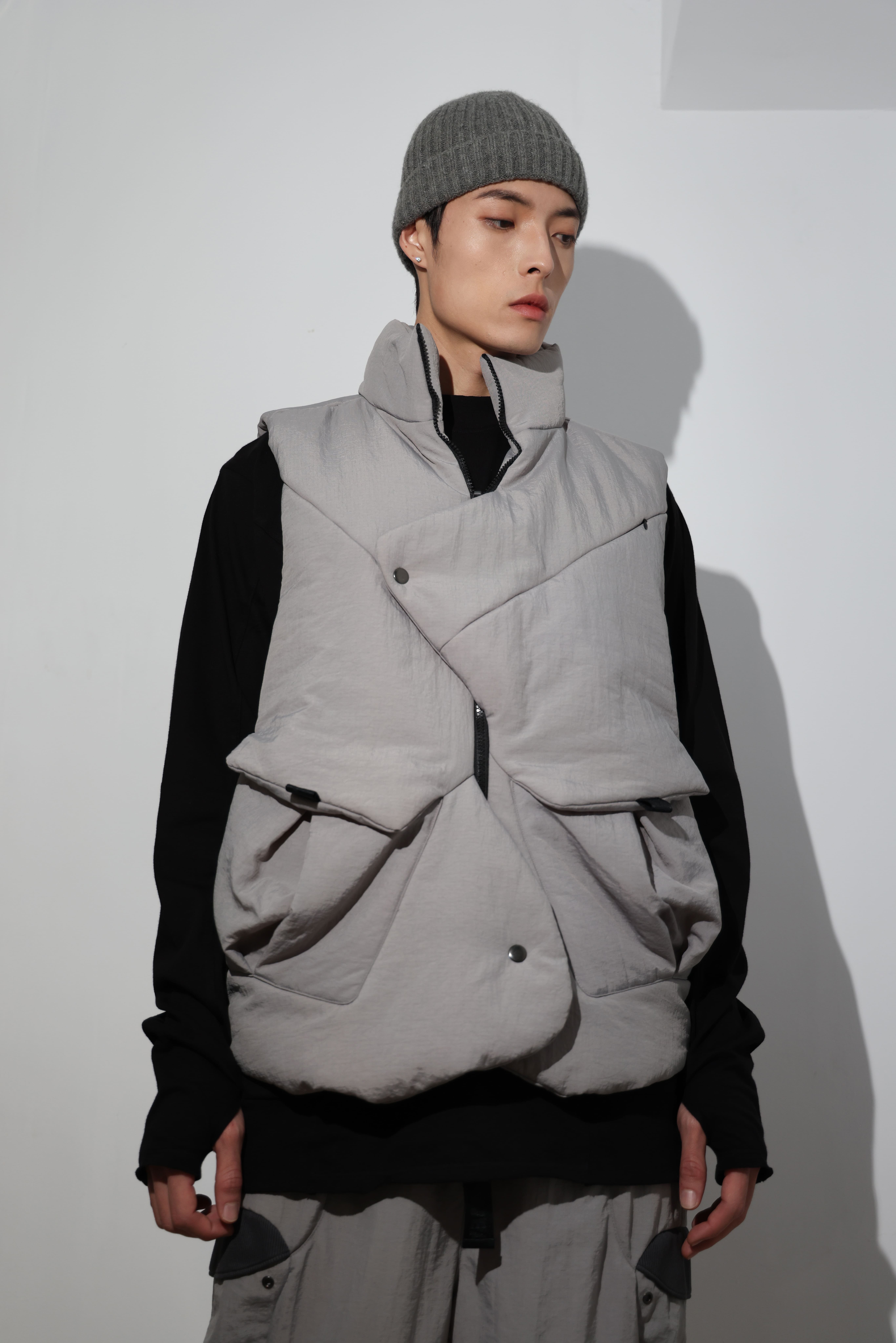 立領不對稱鋪棉背心-灰
