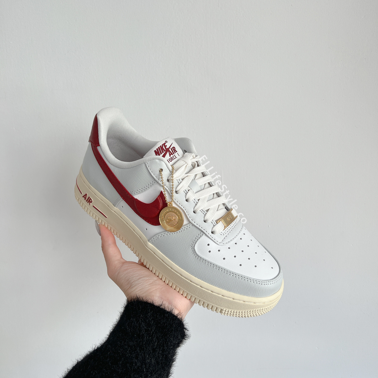 NIKE AIR FORCE 1 AF1 金幣系列酒紅紅白奶油底金屬DV7584-001 / 現貨