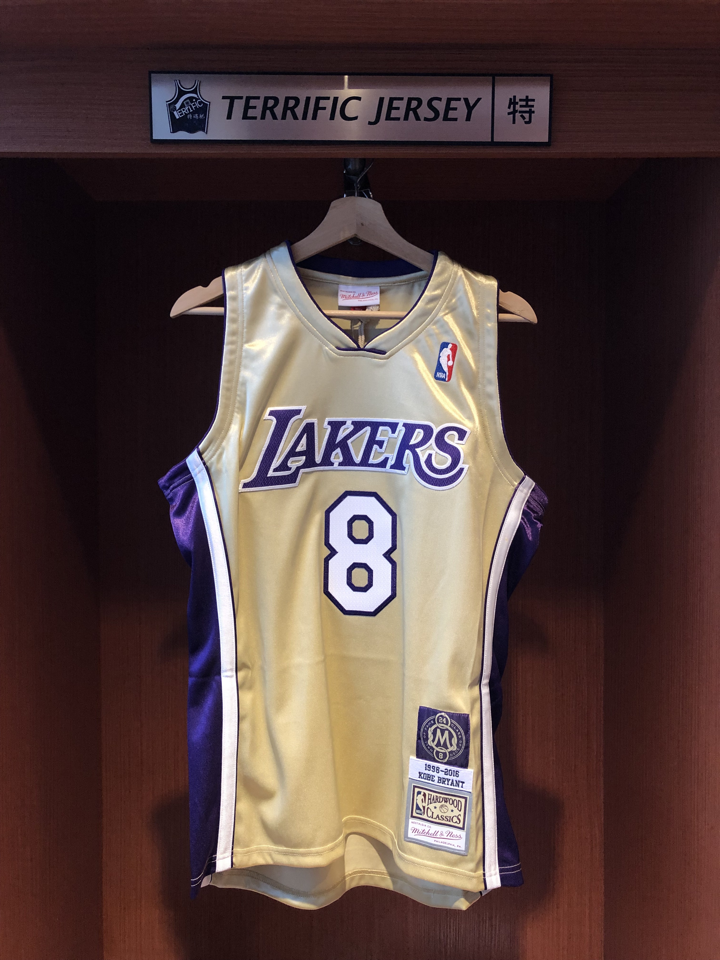NBA球衣 Kobe Bryant 洛杉磯湖人 名人堂 紀念金 #8 96-16金 M&N Authentic 球員版 電繡 主場限定 全新